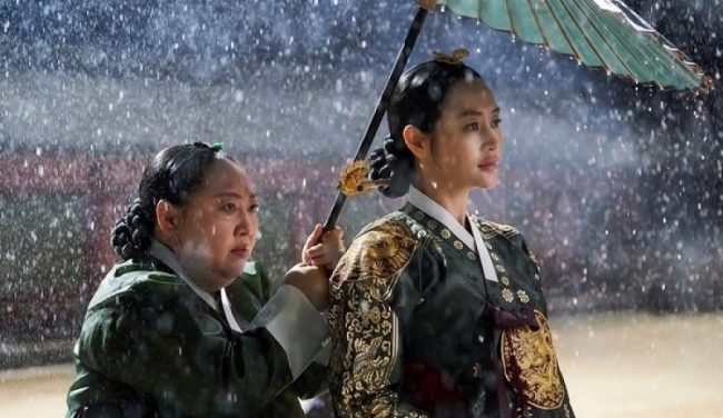 Dưới Bóng Trung Điện - Under The Queen's Umbrella (2022)